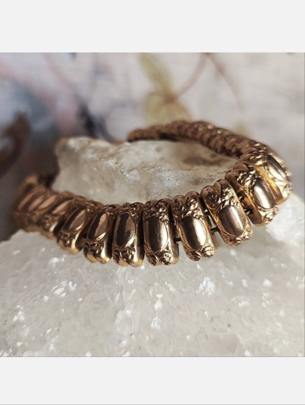 Detailed Vintage Gold Tone Metal Romantic Expansion Stretch Bracelet Unsigned